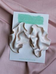 Satin skimrande vit