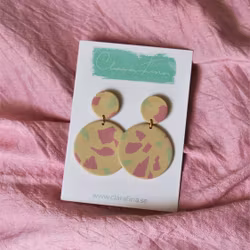 Dubbelprick rosa, grön, gul terrazzo