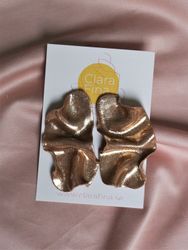 Satin M guldglitter