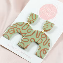 Short arch ljusgrön med kopparfärgat snirkelmönster