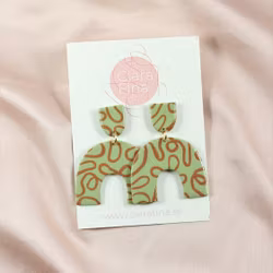 Short arch ljusgrön med kopparfärgat snirkelmönster