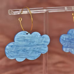 Blå moln på guldig ring