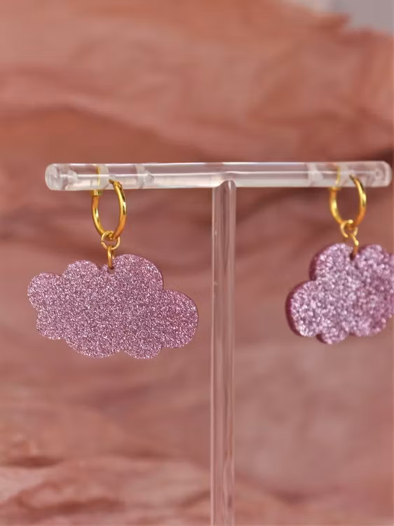 Små rosa glittermoln på guldig ring