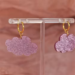 Små rosa glittermoln på guldig ring
