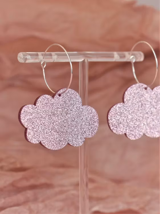 Rosa glittermoln på silvrig ring