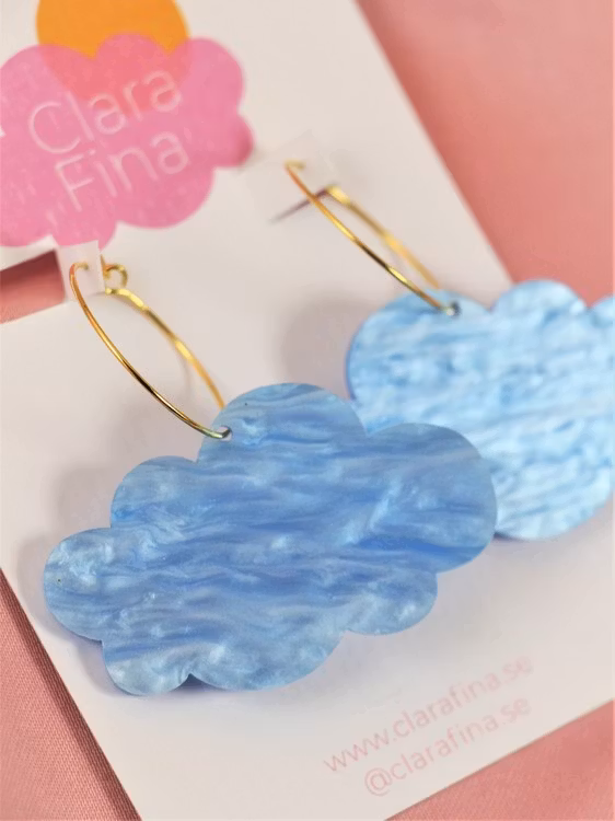 Blå moln på guldig ring