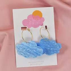 Blå moln på guldig ring