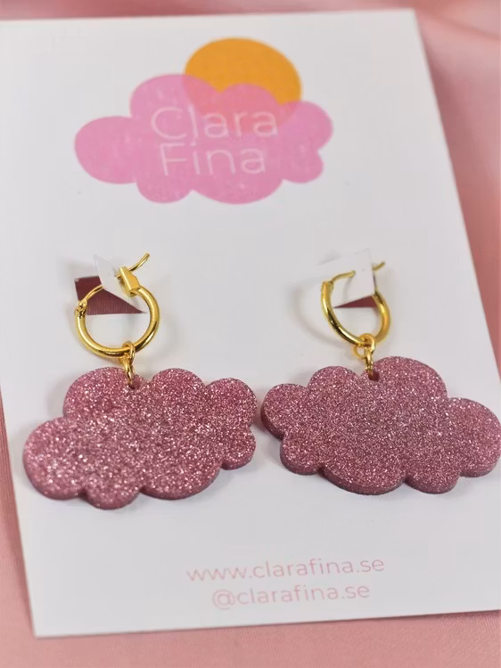 Små rosa glittermoln på guldig ring