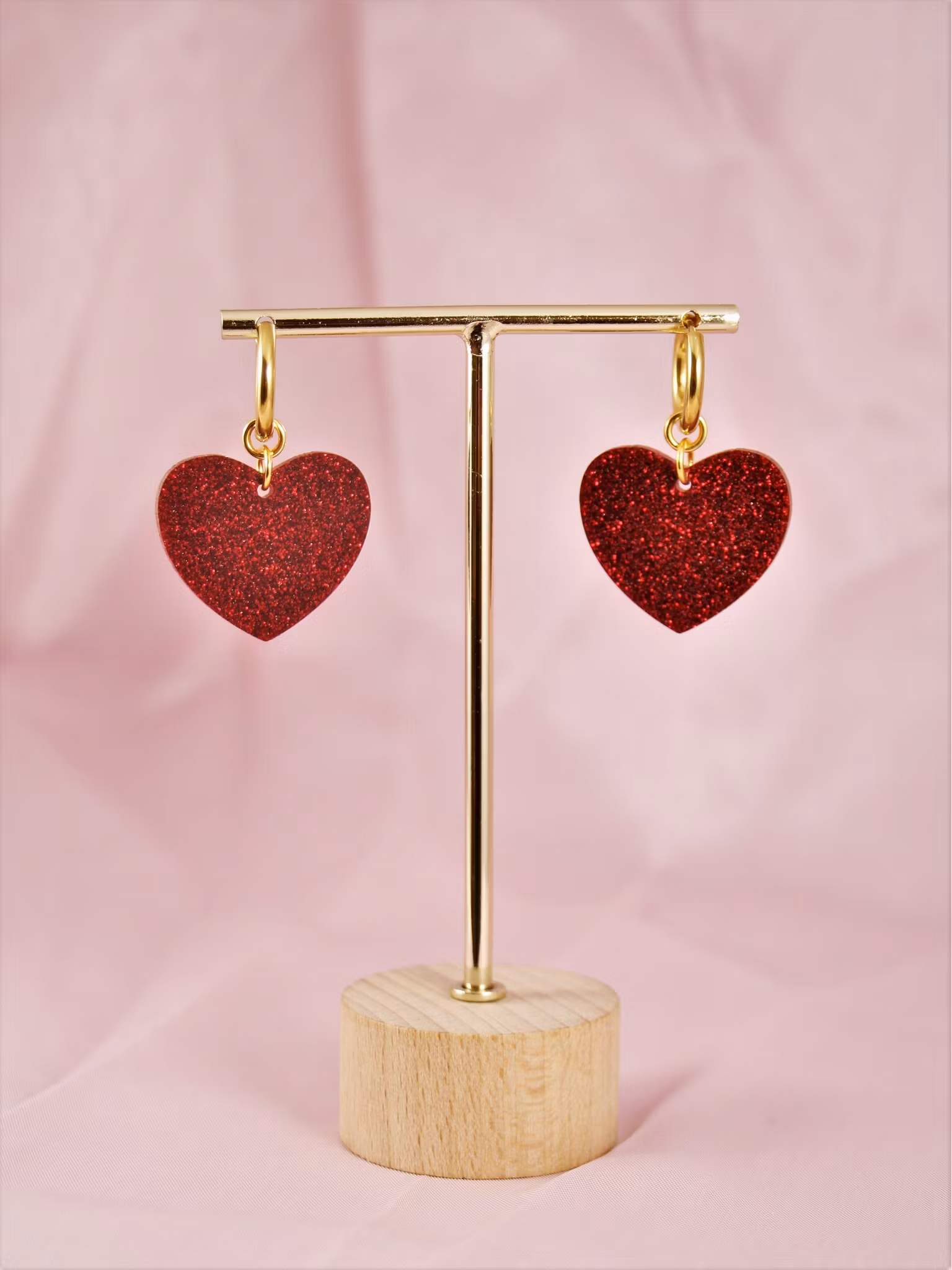 Rött Singelhjärta på guldig ring (1 st)