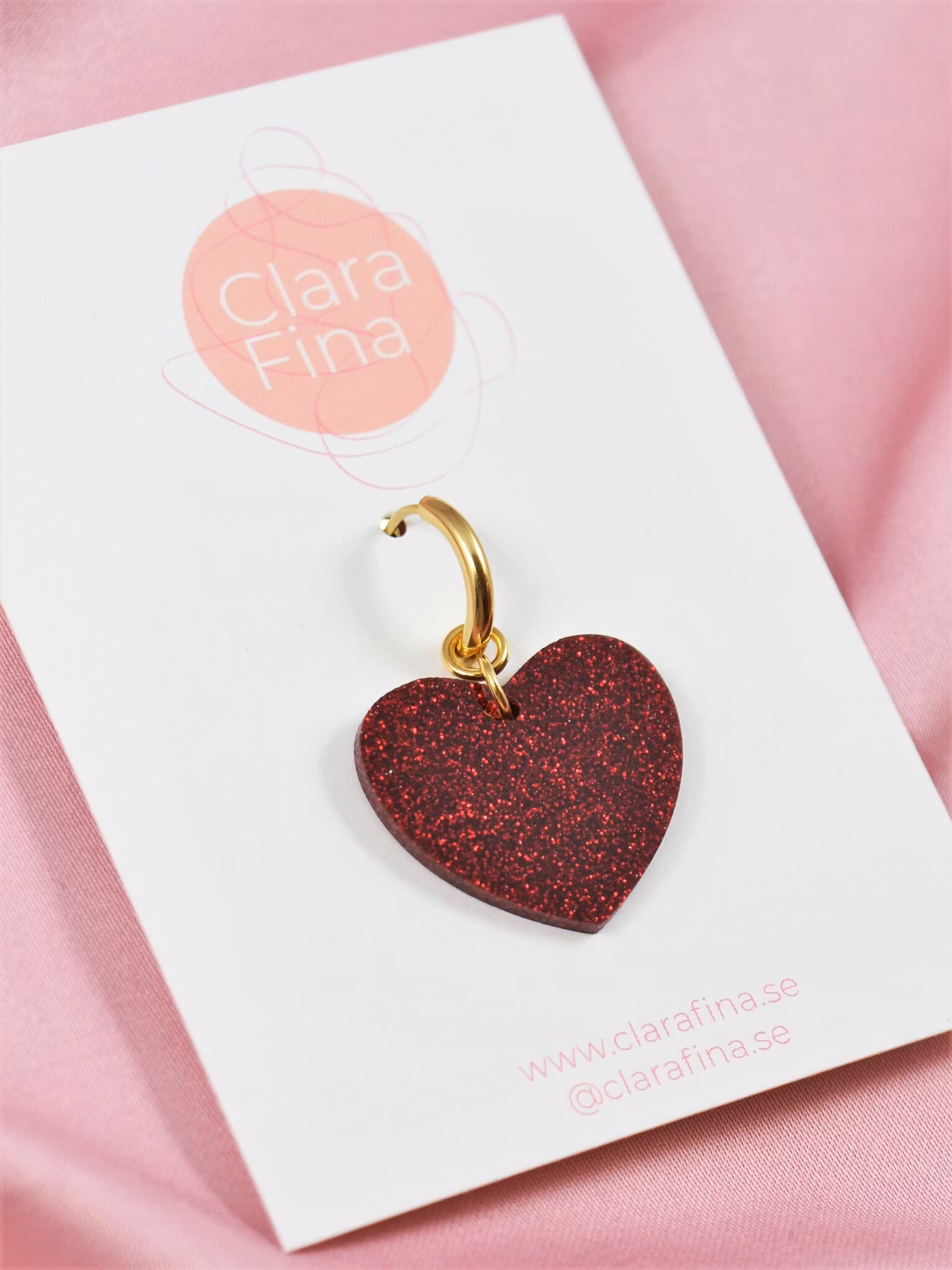 Rött Singelhjärta på guldig ring (1 st)