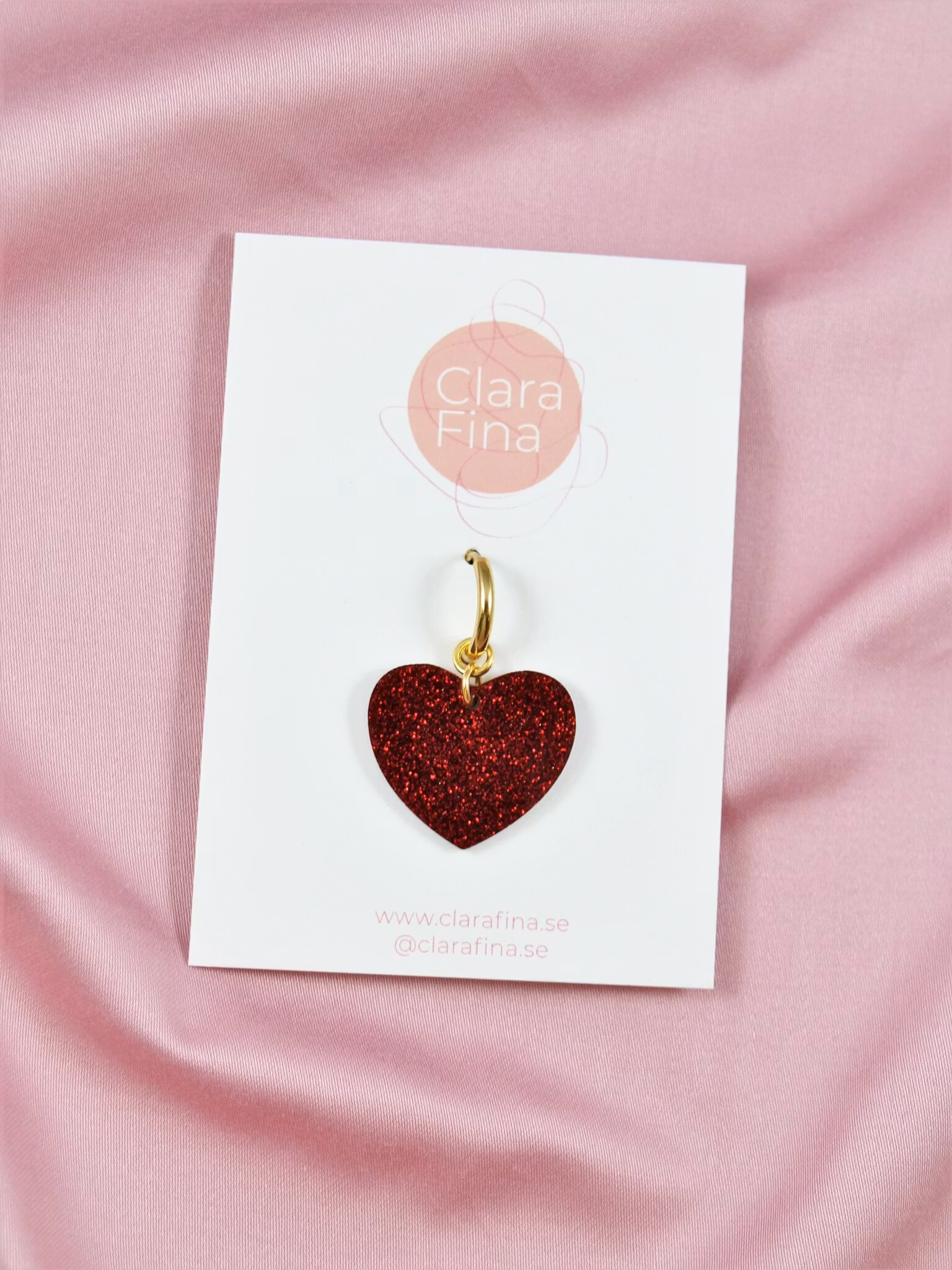 Rött Singelhjärta på guldig ring (1 st)