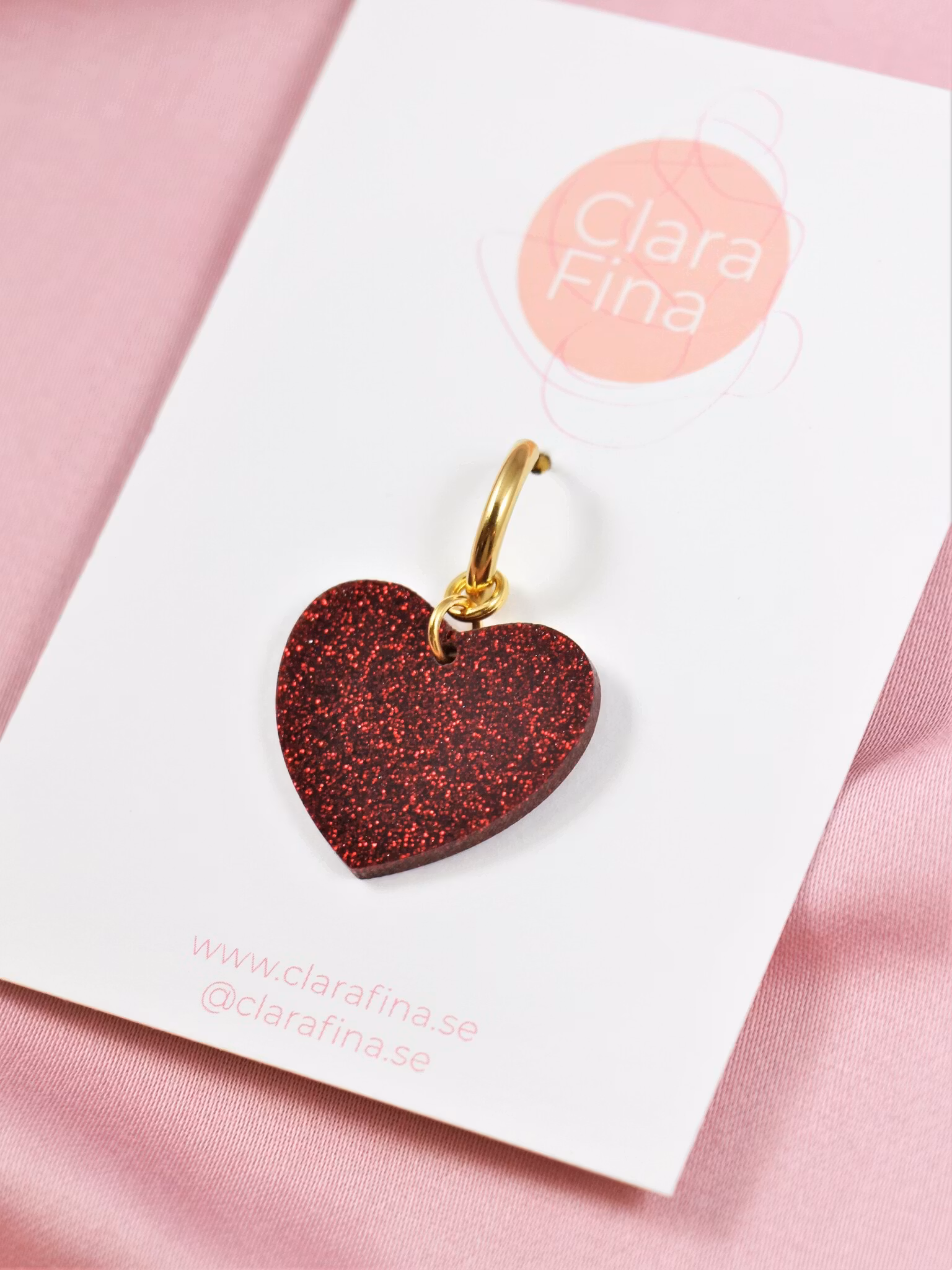 Rött Singelhjärta på guldig ring (1 st)