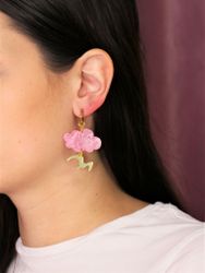 Vårtecken rosa moln och guldfågel på ring