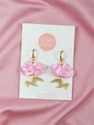 Vårtecken rosa moln och guldfågel på ring