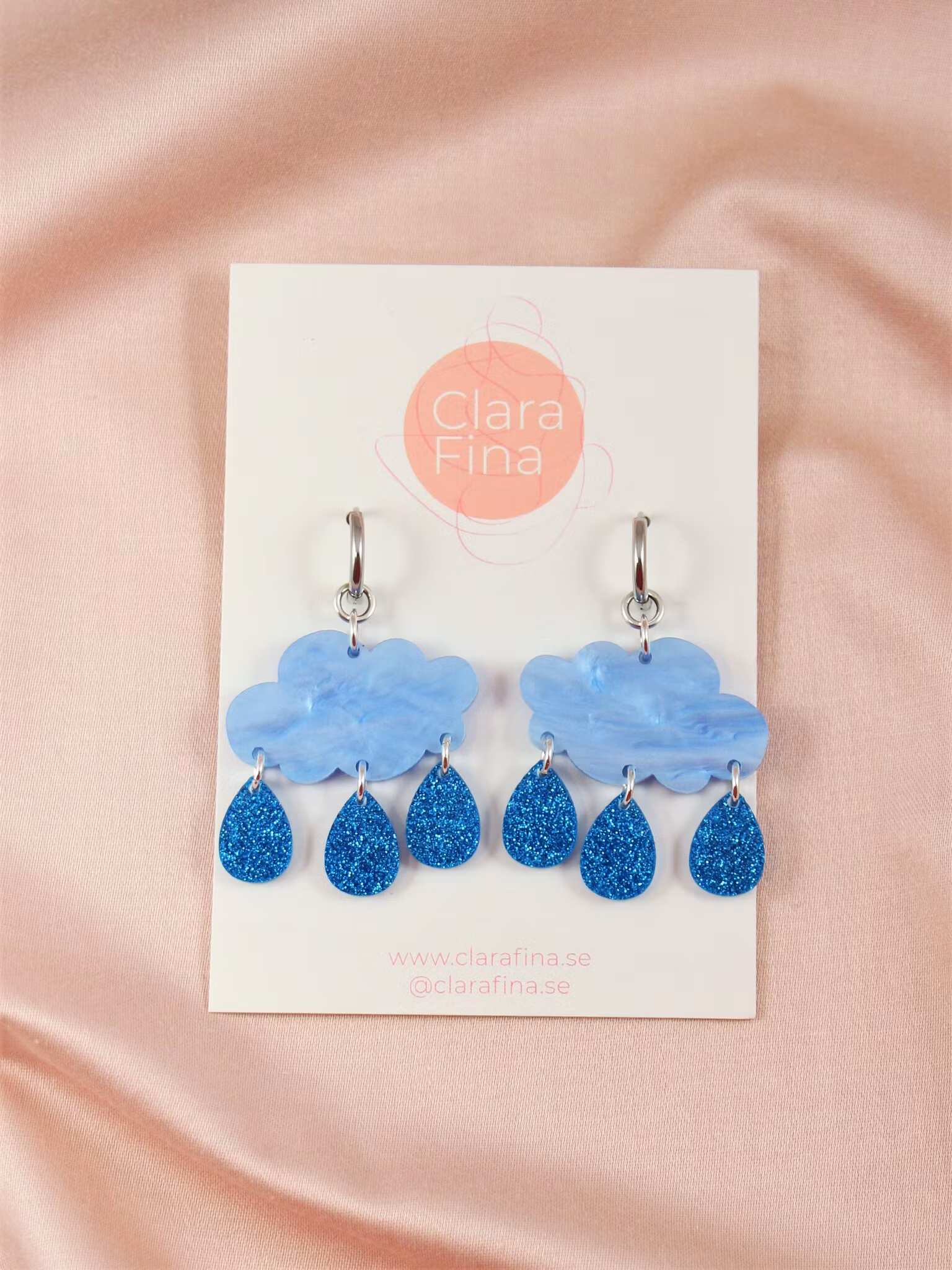 Små blå regnmoln på ring