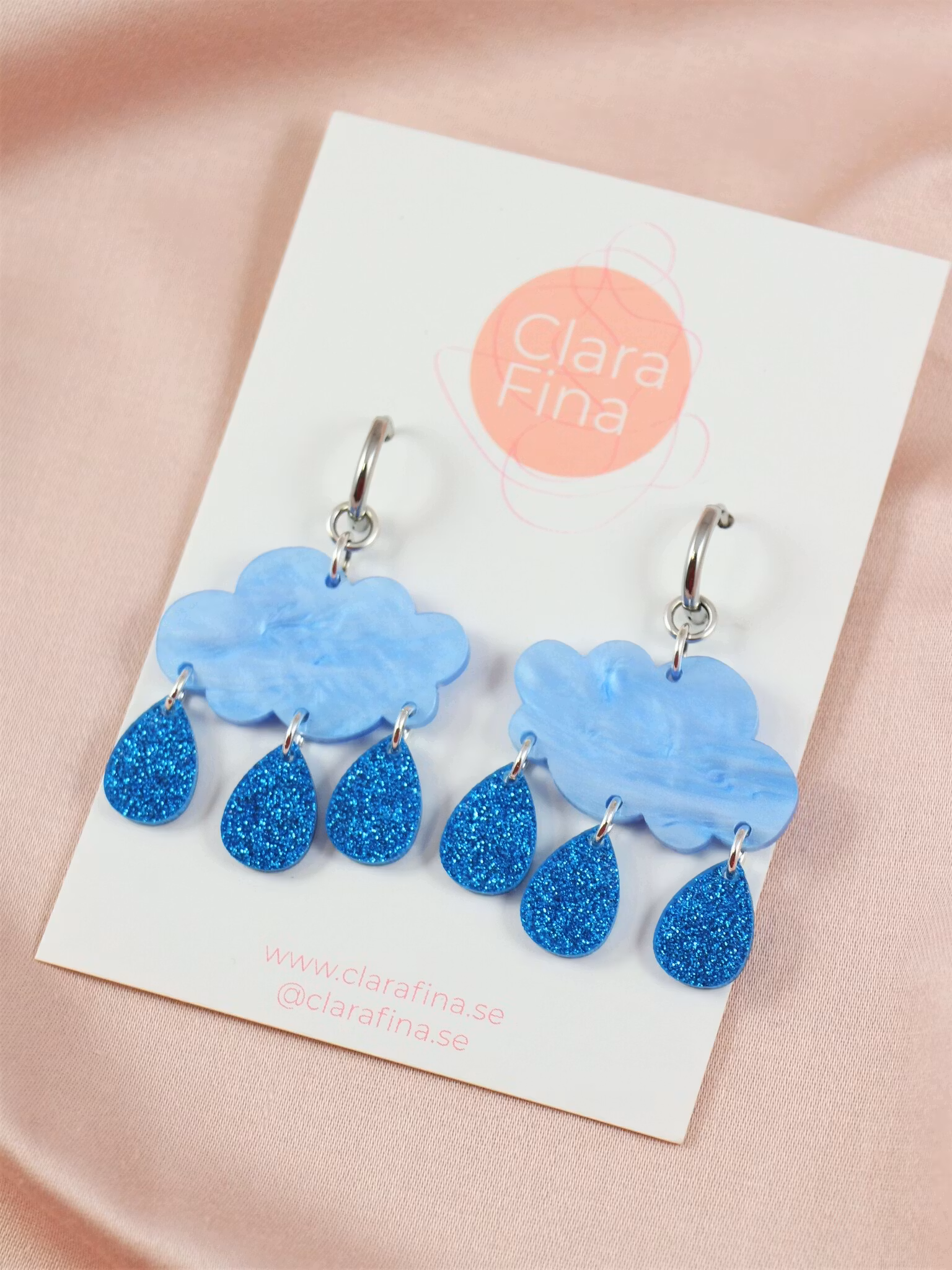 Små blå regnmoln på ring