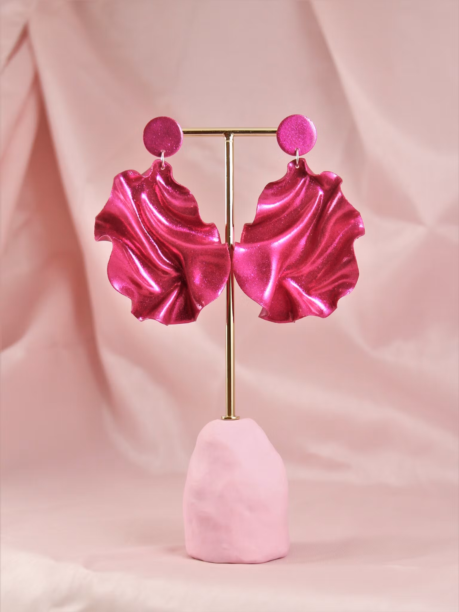 Satin round top magenta glitter