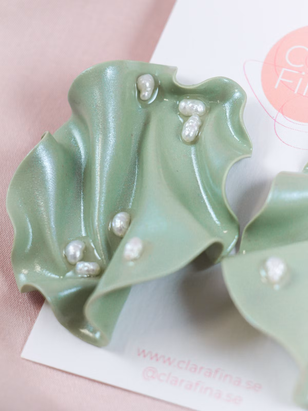 Satin grönt skimmer med pärlor