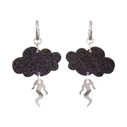 Små svarta åskmoln med blixtar