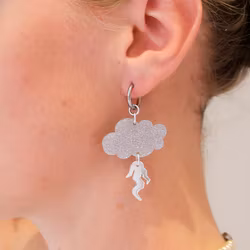 Små silverglittrande åskmoln med blixtar