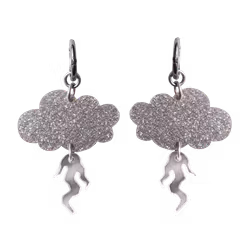 Små silverglittrande åskmoln med blixtar