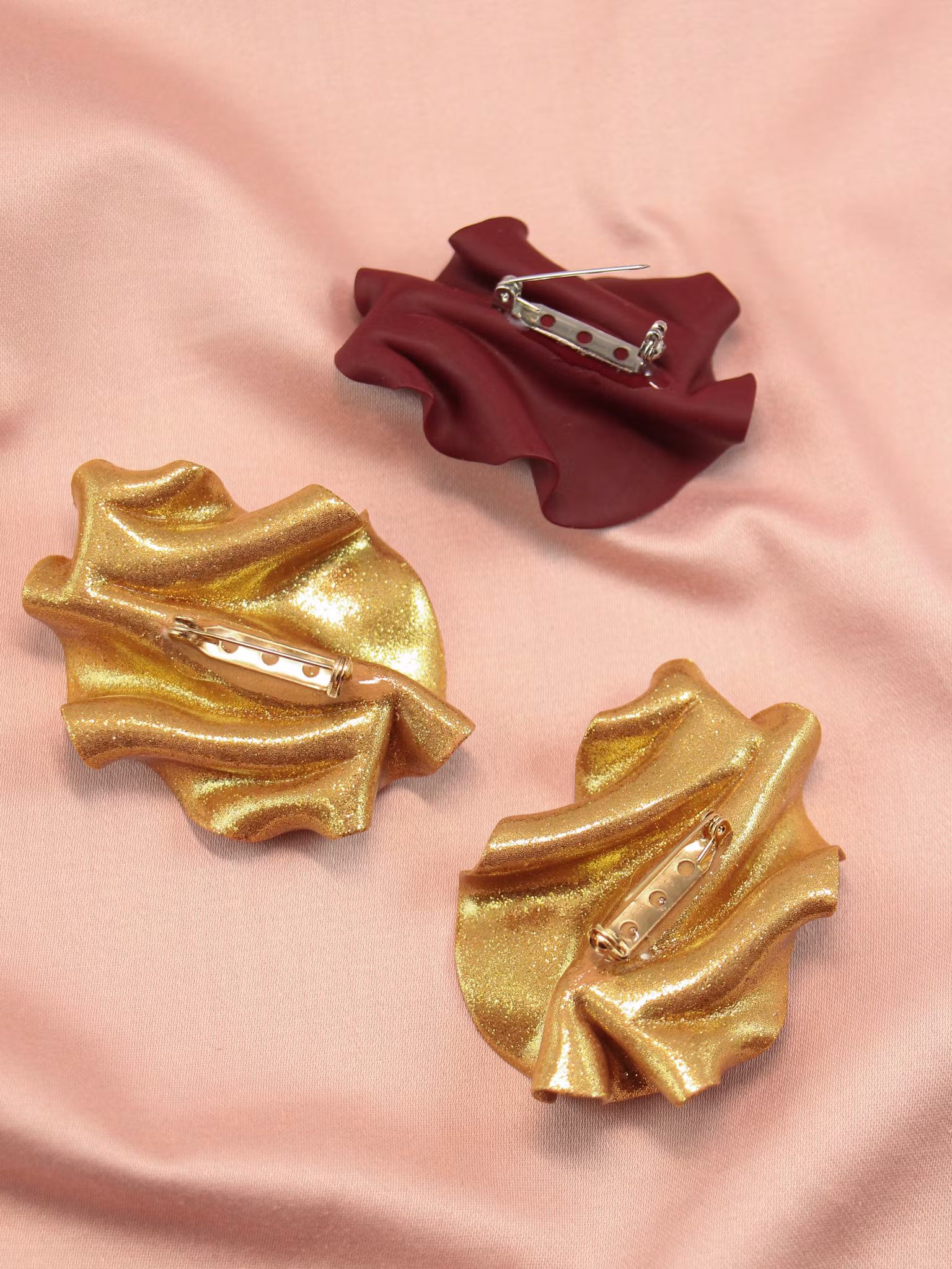 Brosch Satin Vinröd Höger