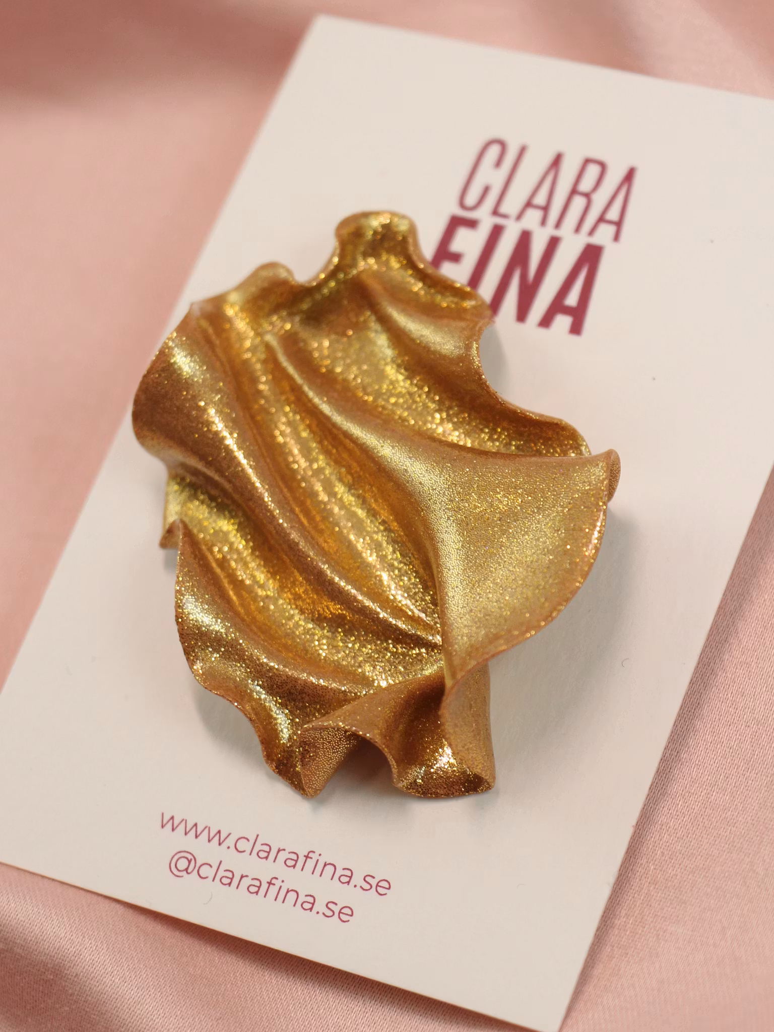 Brosch Satin Guldglitter Höger