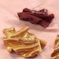 Brosch Satin Guldglitter Höger
