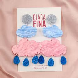 Dubbelmoln med liten rund måne och regn