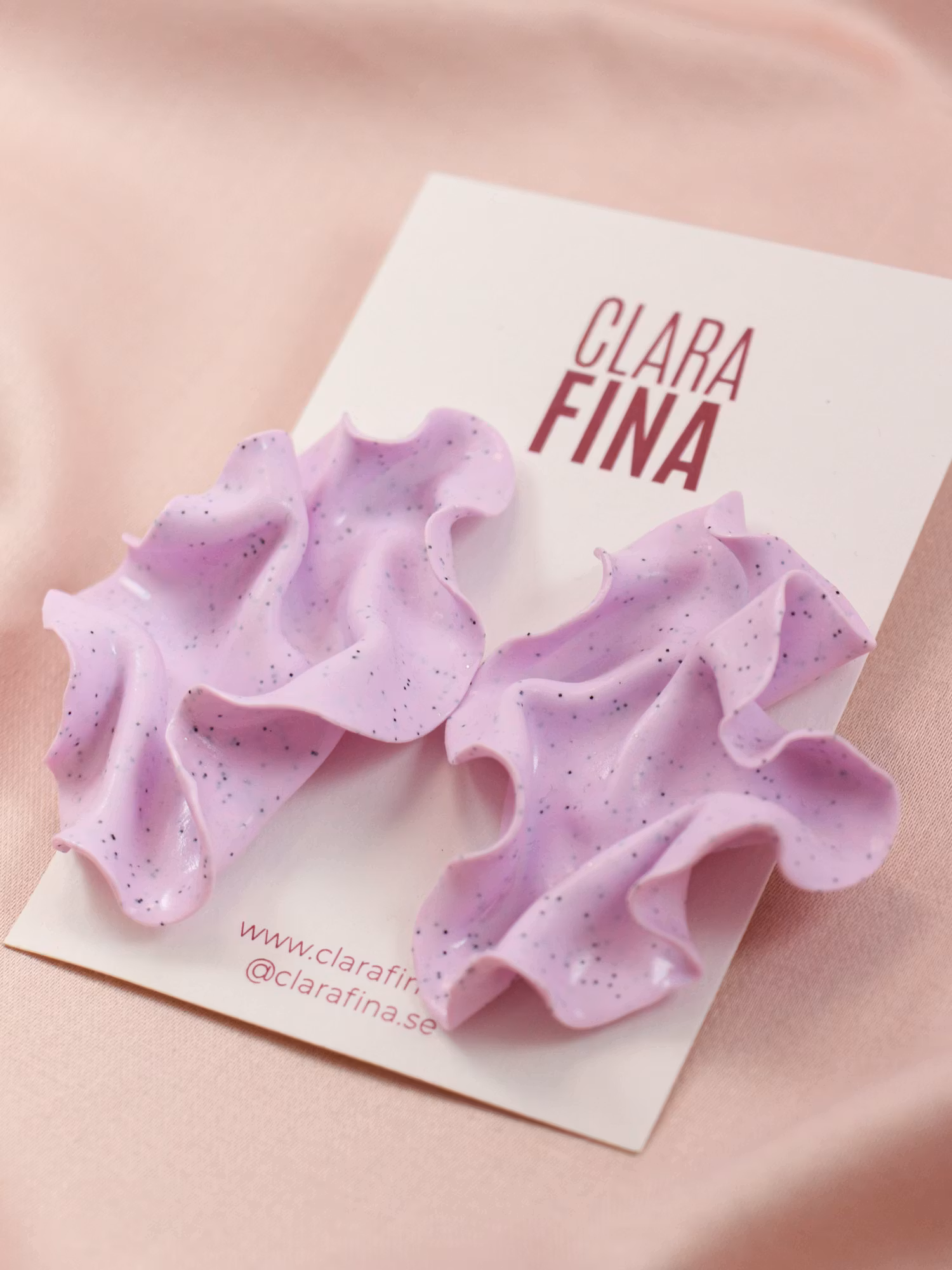 SAMPLE Satin ljuslila med små svarta prickar