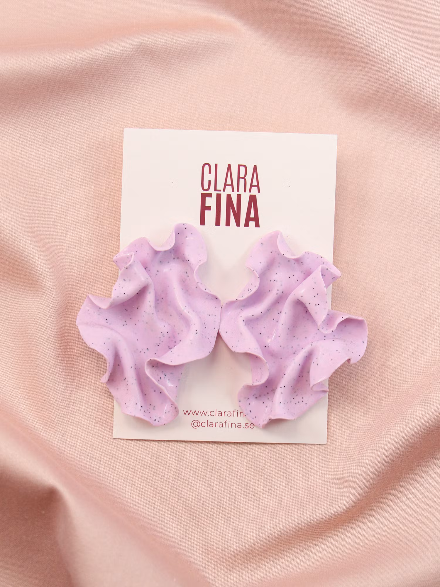 SAMPLE Satin ljuslila med små svarta prickar