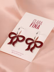 Stor röd rosett på silvrig ring