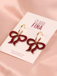 Stor röd rosett på guldig ring