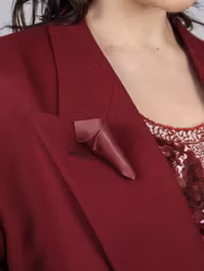 Fång brosch Vinröd större