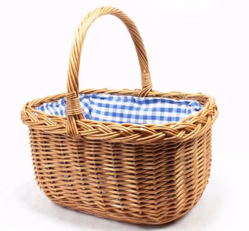 Liten gammaldags picknickkorg med flätad kant och fodring