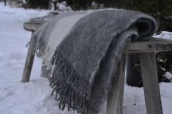 Handvävd ullpläd från Gotland