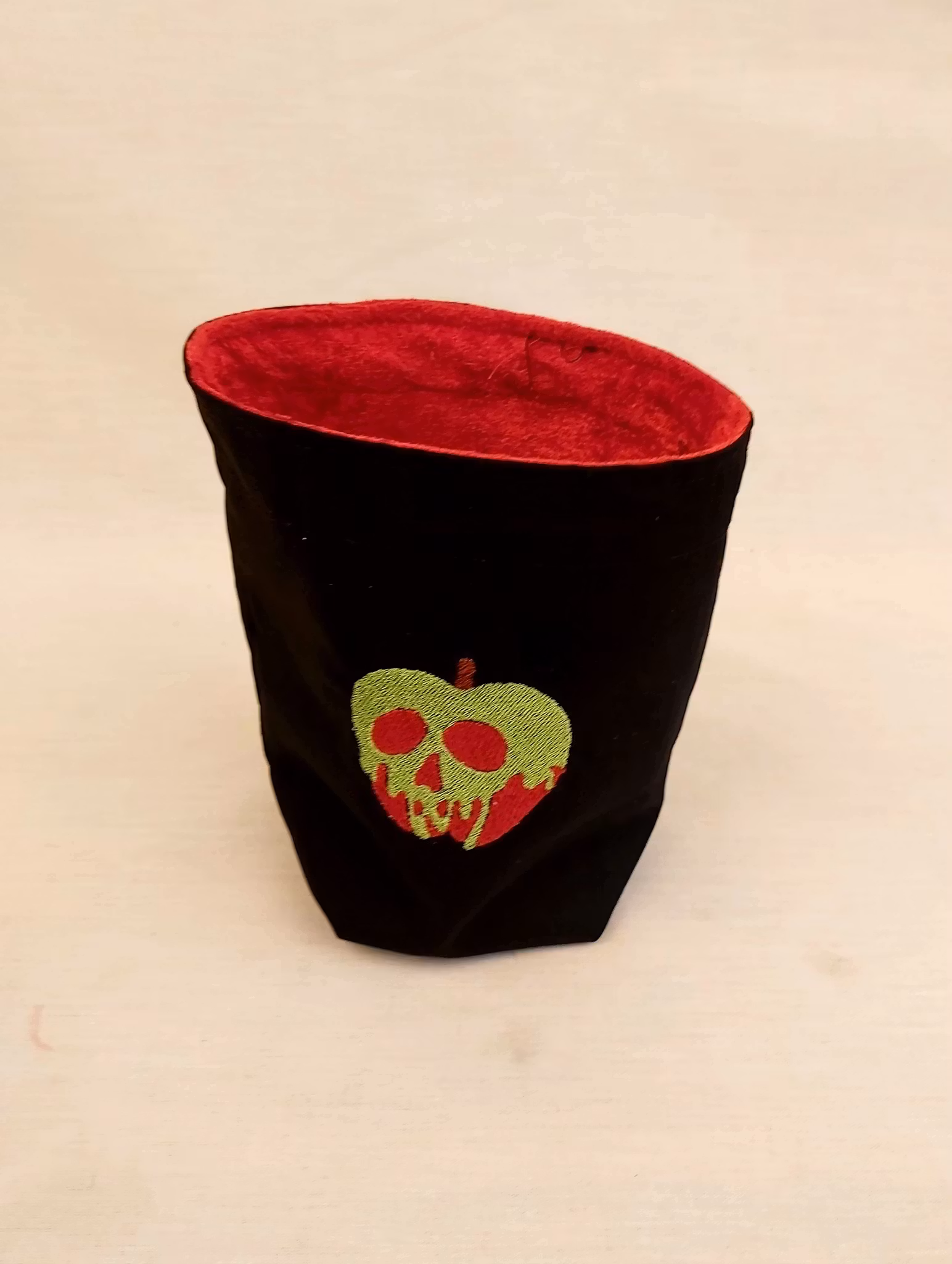 Broderad tärningspåse - Poison apple