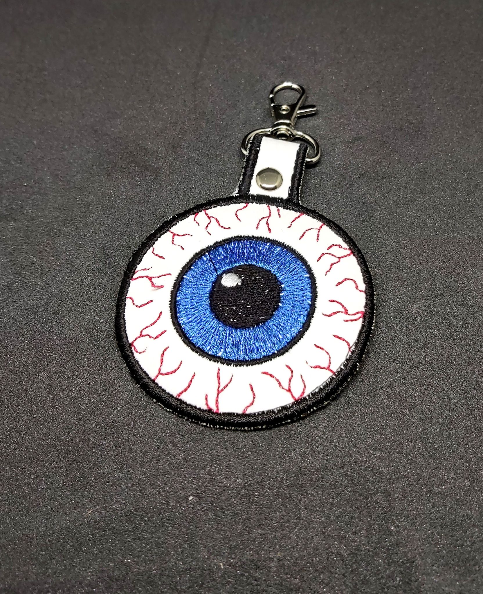 Broderad nyckelring - Eyeball