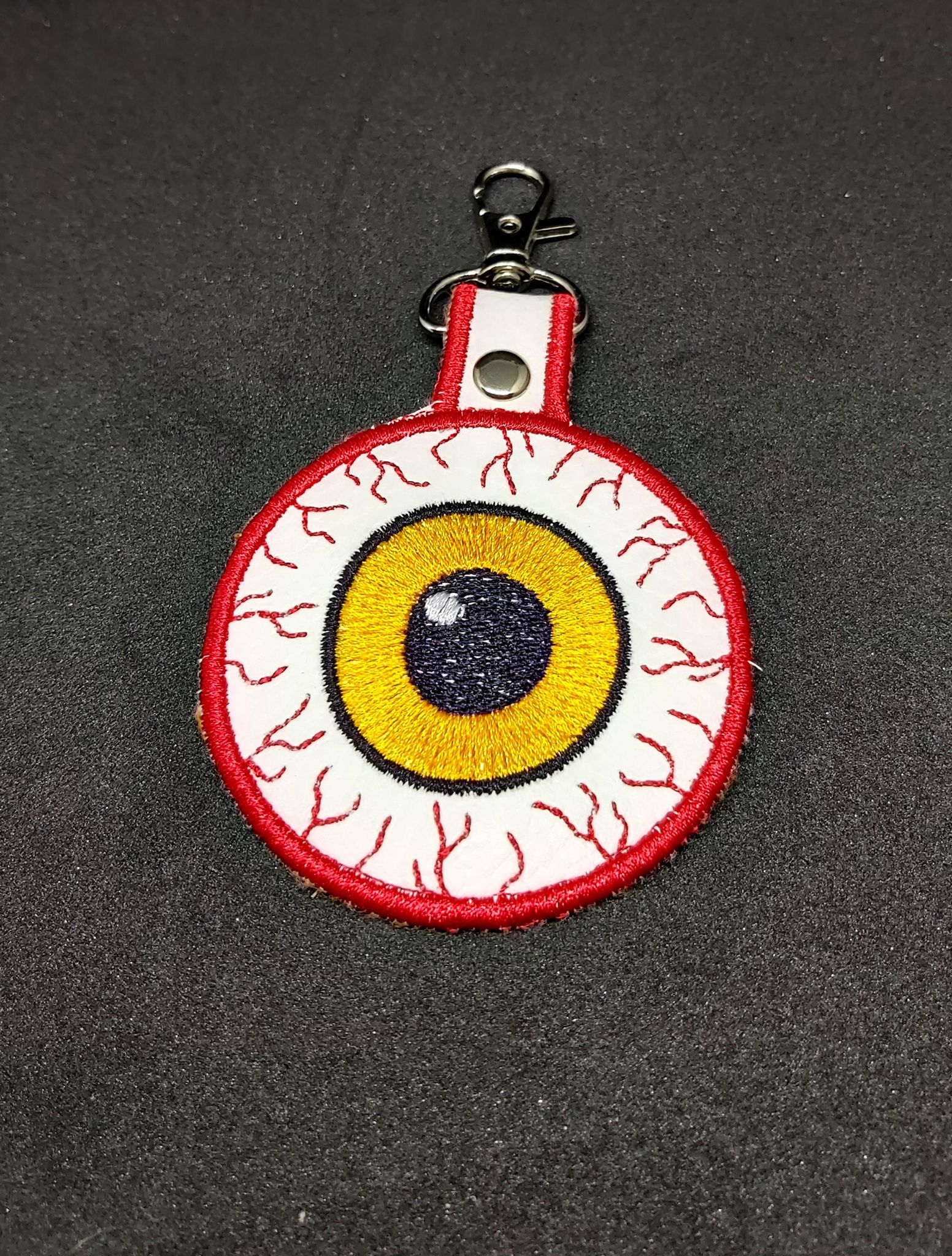 Broderad nyckelring - Eyeball