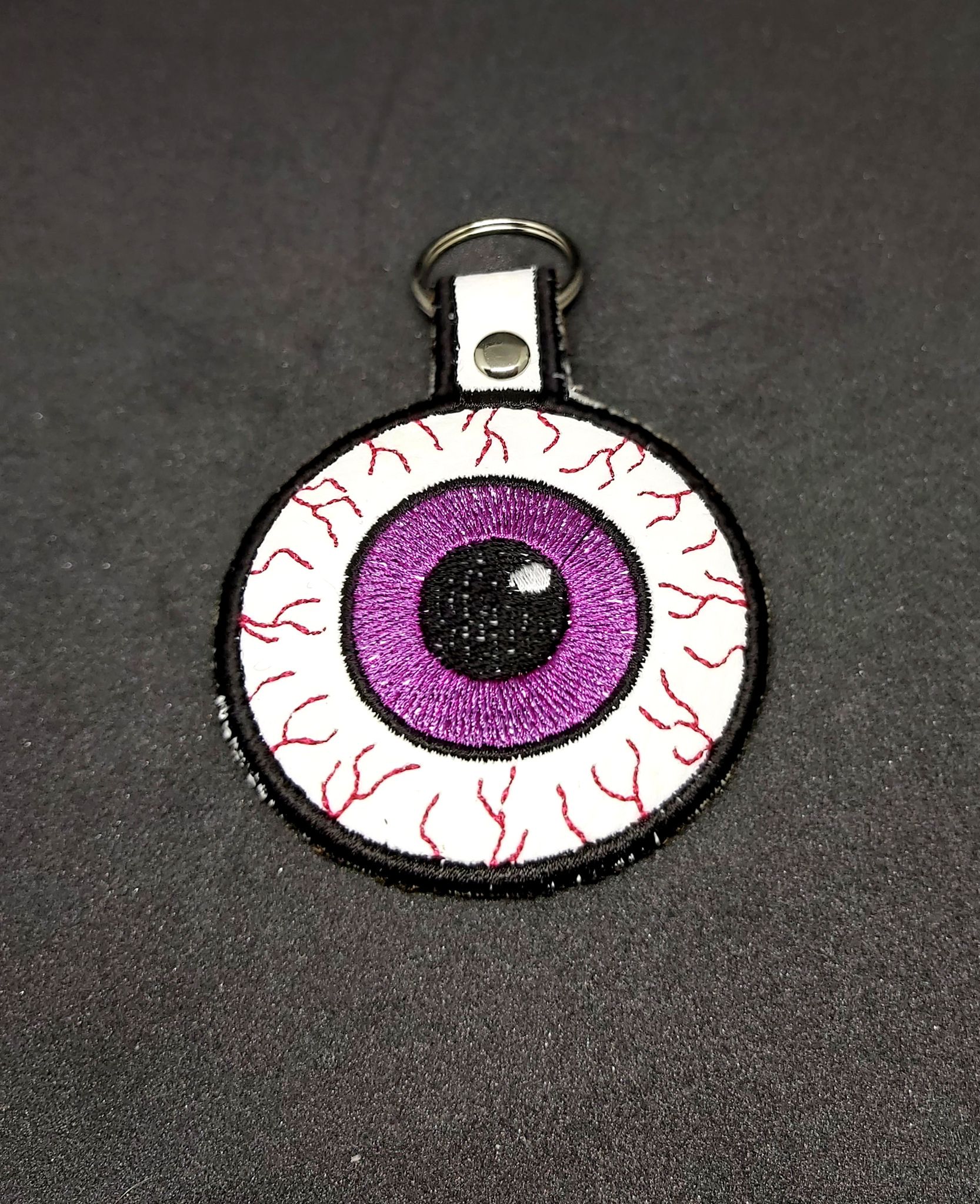 Broderad nyckelring - Eyeball