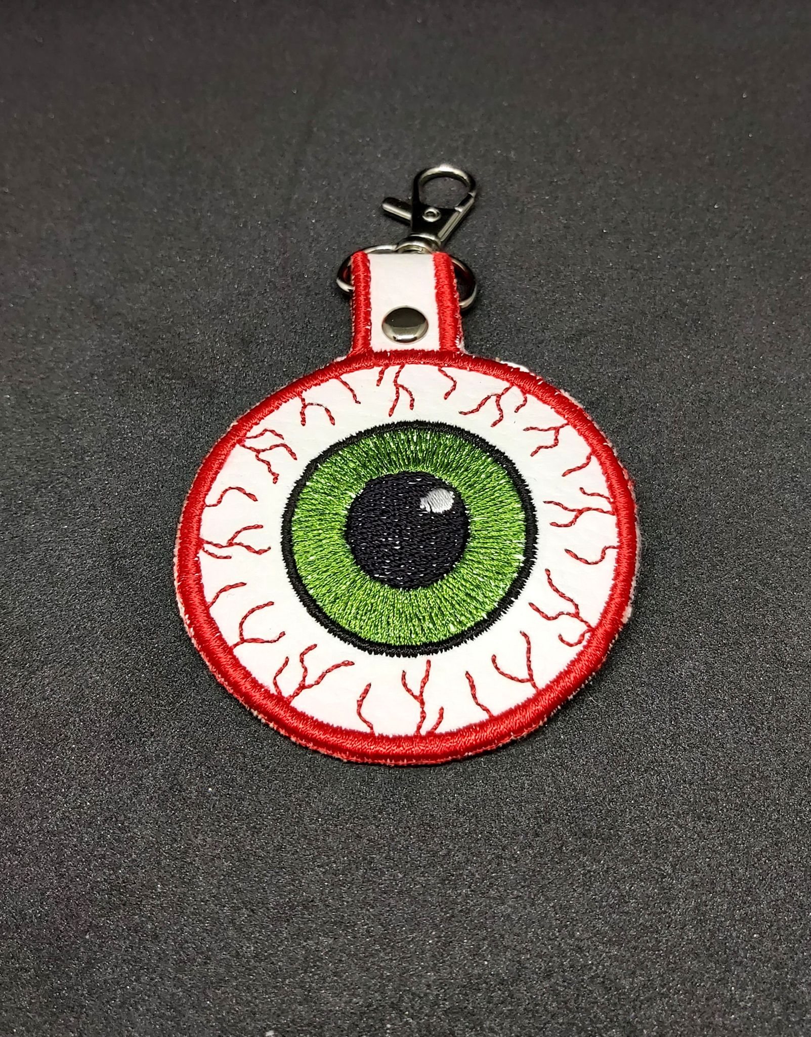 Broderad nyckelring - Eyeball