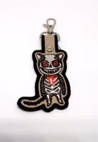 Broderad nyckelring - Skelecat