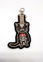 Broderad nyckelring - Skelecat