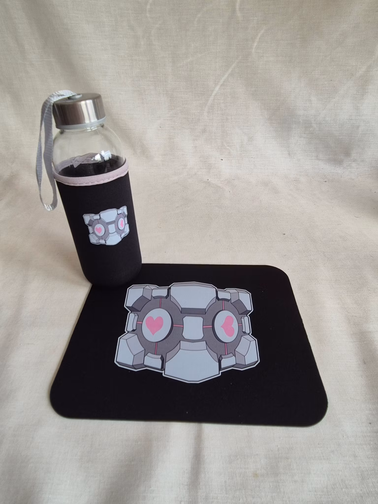 Companion Cube – Musmatta & Glasflaska