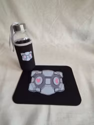 Companion Cube – Musmatta & Glasflaska