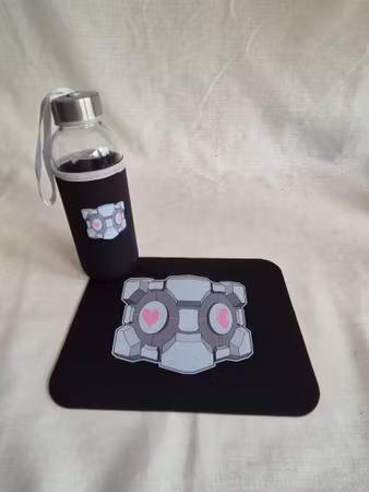 Companion Cube – Musmatta & Glasflaska