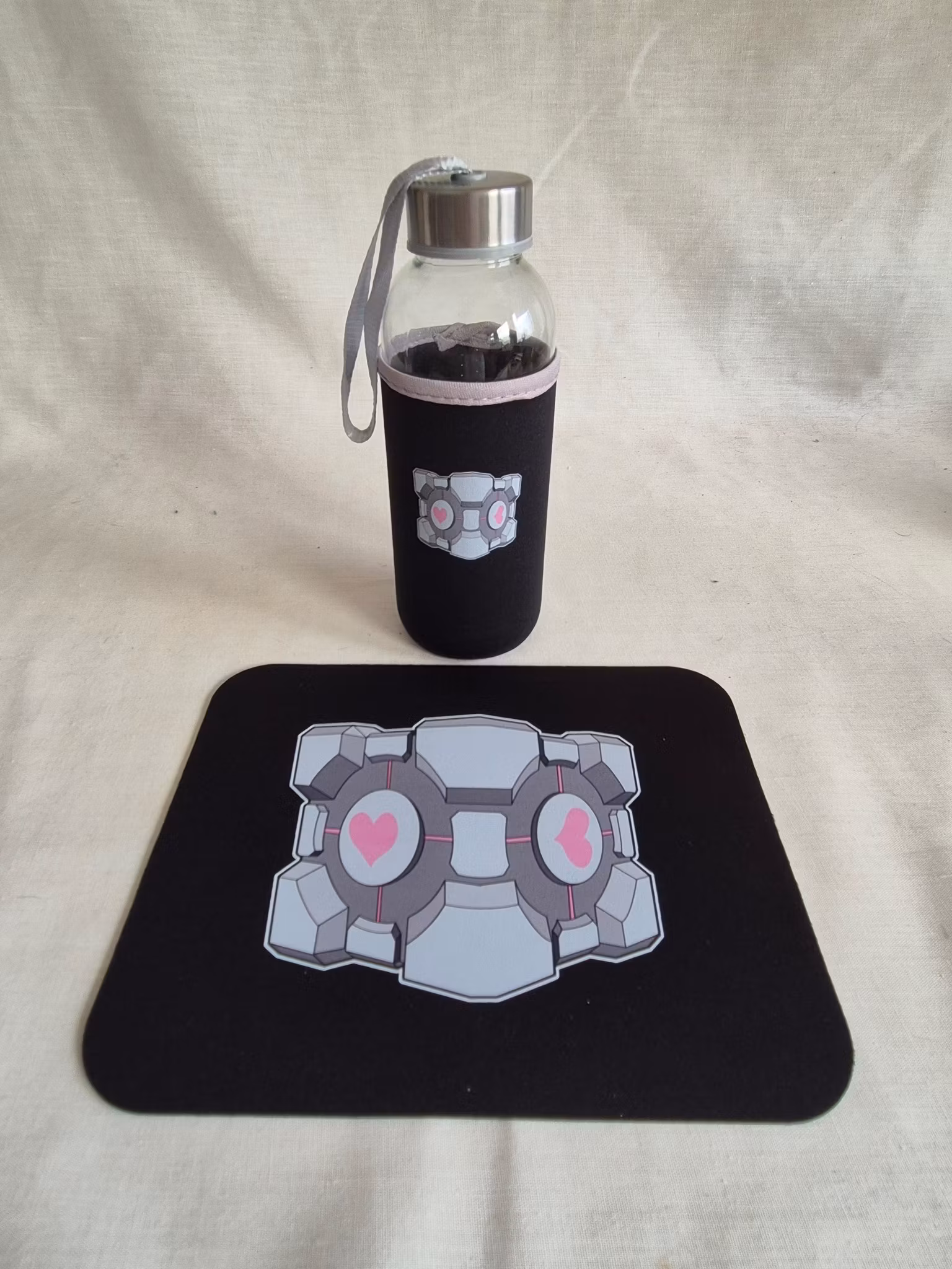 Companion Cube – Musmatta & Glasflaska