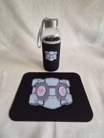 Companion Cube – Musmatta & Glasflaska