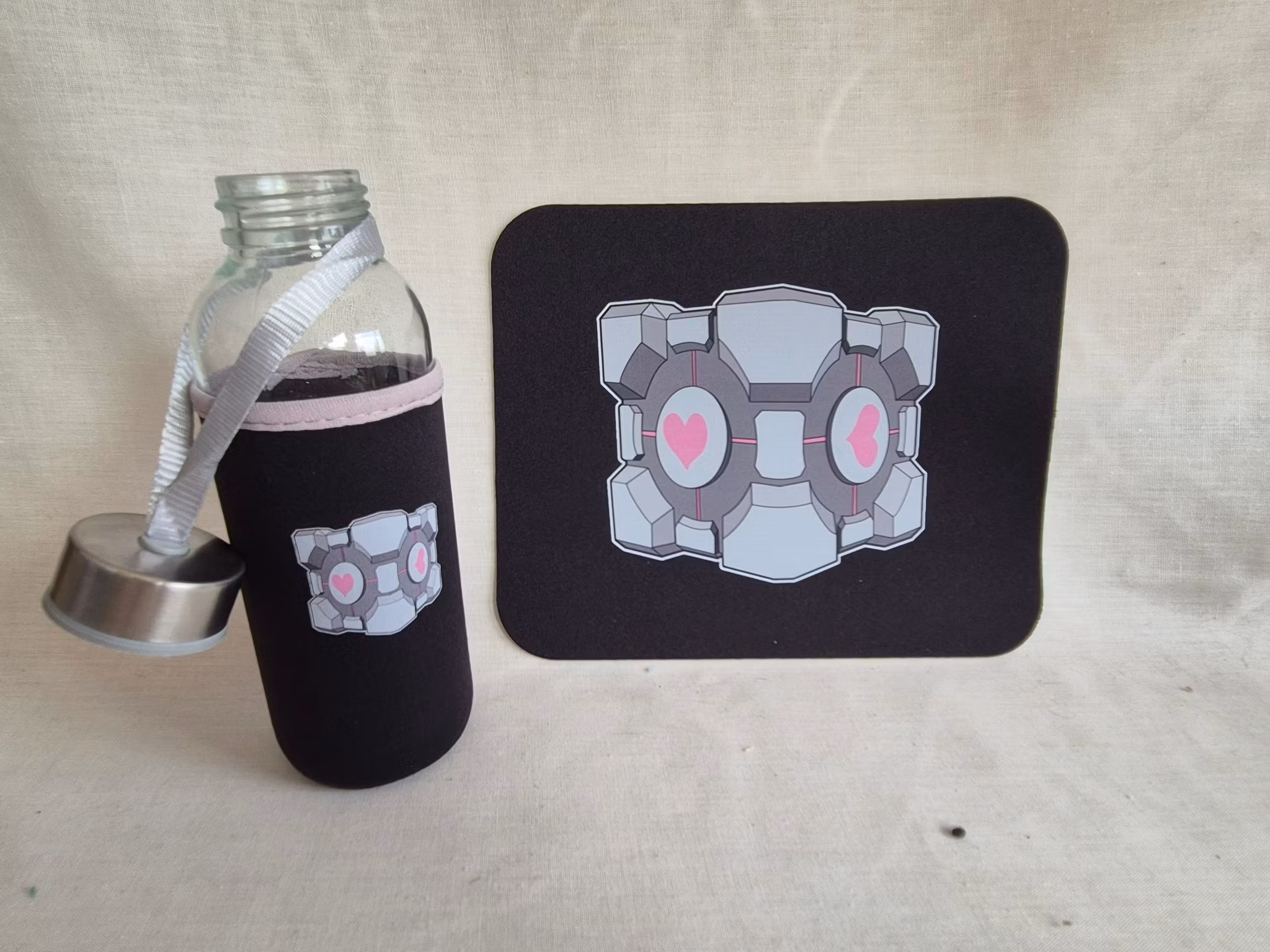 Companion Cube – Musmatta & Glasflaska