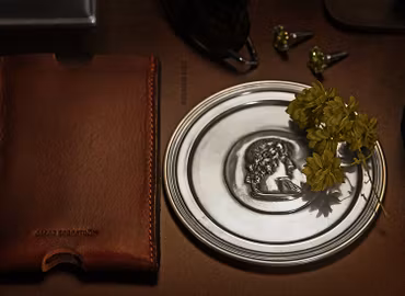 Coaster i tenn med Athena medaljong i mitten, från Munka Tenn